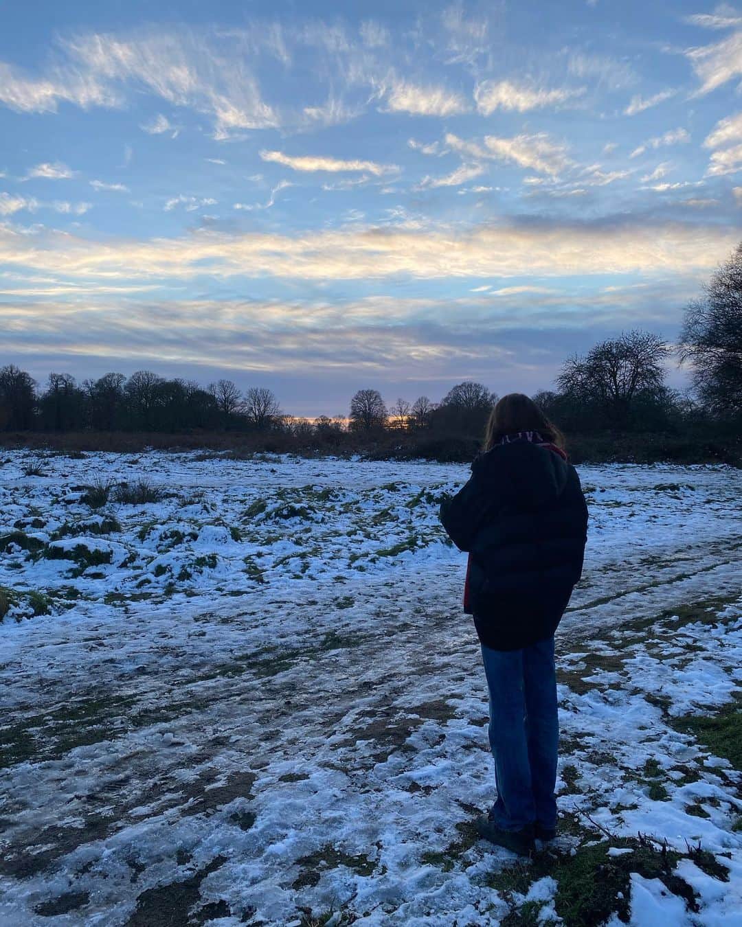 ファーン・コットンのインスタグラム：「I’m not sure I would have had the gratitude I do for the simple moments prior to the shit show we’re living through. After a day of work I had a walk with Lola. It’s rare we get time with just the two of us as the two smalls are usually making a lot of noise nearby. Lola is online for most of the day after having just done her mocks so fresh air was needed. Crisp, crunchy ice and big blue skies. Never have I appreciated walks more. Also great appreciation for my step kids who have been in my life nearly ten years. (Often people I don’t know on insta question the terminology of ‘step’ children but it works for us. Our actual relationship surpasses words anyway) ending the day feeling grateful. What are you grateful for today?」