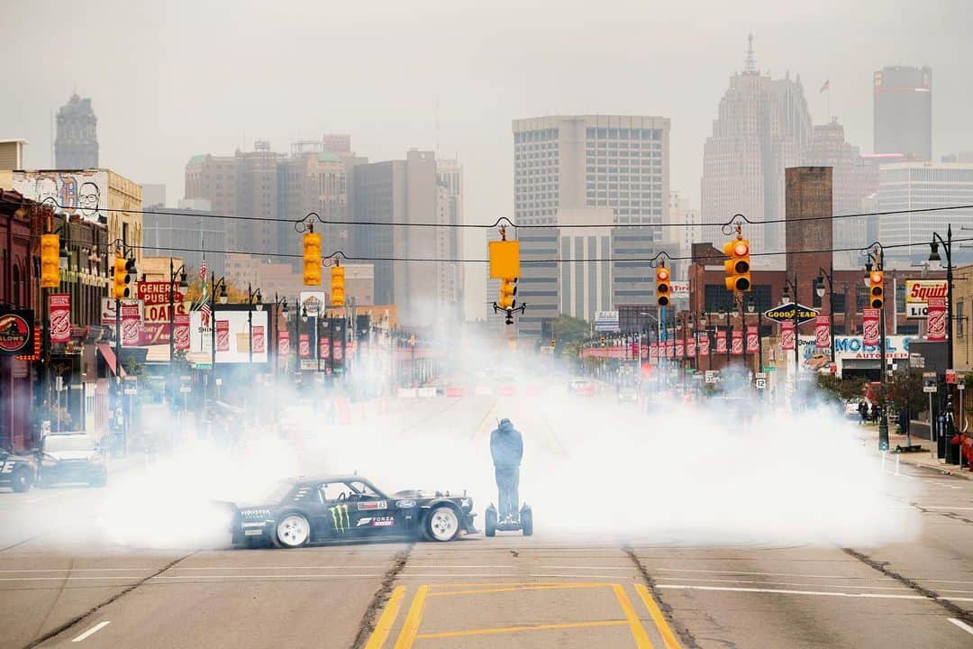ケン・ブロックのインスタグラム：「Trying to sum up my 11 years with @Ford in just 10 photos was really difficult! From racing all over the world with lots of success (and some failures), to making all the Gymkhana type films plus the Emmy nominated The Gymkhana Files series, to helping develop the production Focus RS model, to building epic projects like the Hoonitruck. Epic stuff here that I am really proud of!! So, BIG THANKS again to Ford for the partnership that spanned 11 years.」