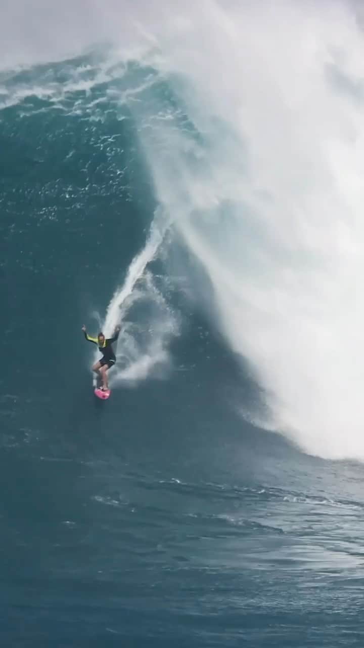 レッドブルのインスタグラム：「@justinedupont33 subtly teaching us that whatever it is you go through, you *will* come out the other side 🙌😎🌊  #redbull #givesyouwiiings #bigsurf #bigwave #surf #surfing」