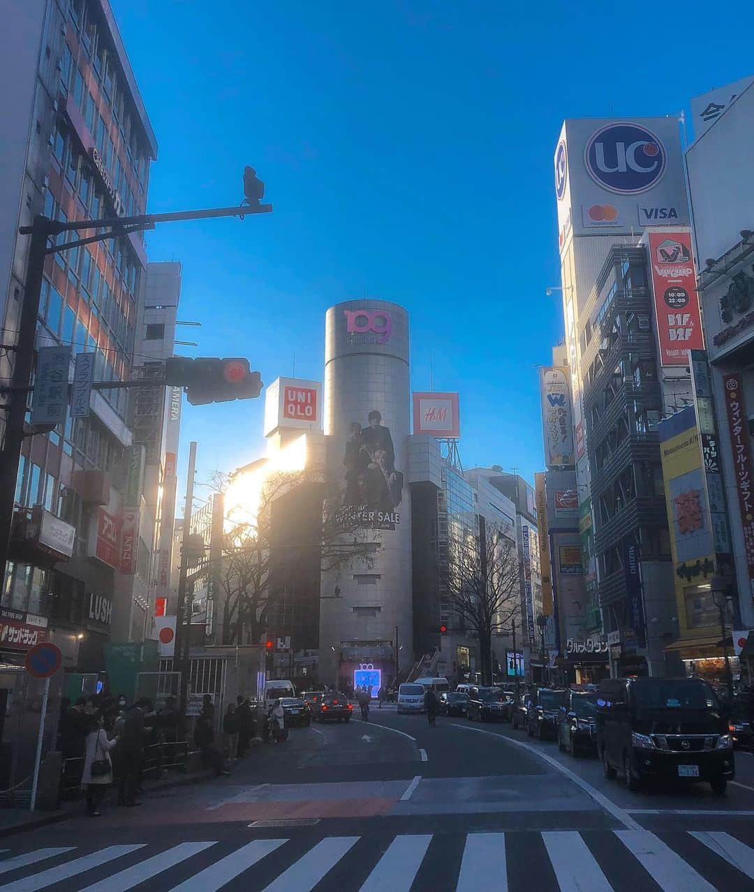 Jade Furutaのインスタグラム：「I had half a second to take this picture, right when the light was about to turn red, and I did!🙌🏽 We can keep this thinking for other things too❤️ move fast, take the risk & grab your chance while it’s there💋 #shibuyasky #shibuyacrossing #takerisks  . . . . . . . . . . . . . . . . . . . . . . . . . . . #観光インフルエンサー #インフルエンサー #インスタグラマー #インスタグラマーズジャパン #igersjp #nikejapan #lifeintokyo #tokyo2021　#tokyostreetphotography #tokyoolympics #tokyoolympics2021 #tokyotourism #visitjapan #travelinfluencers #shibuyasunset #shibuyastreet #iphone8photo #influencerjapan」