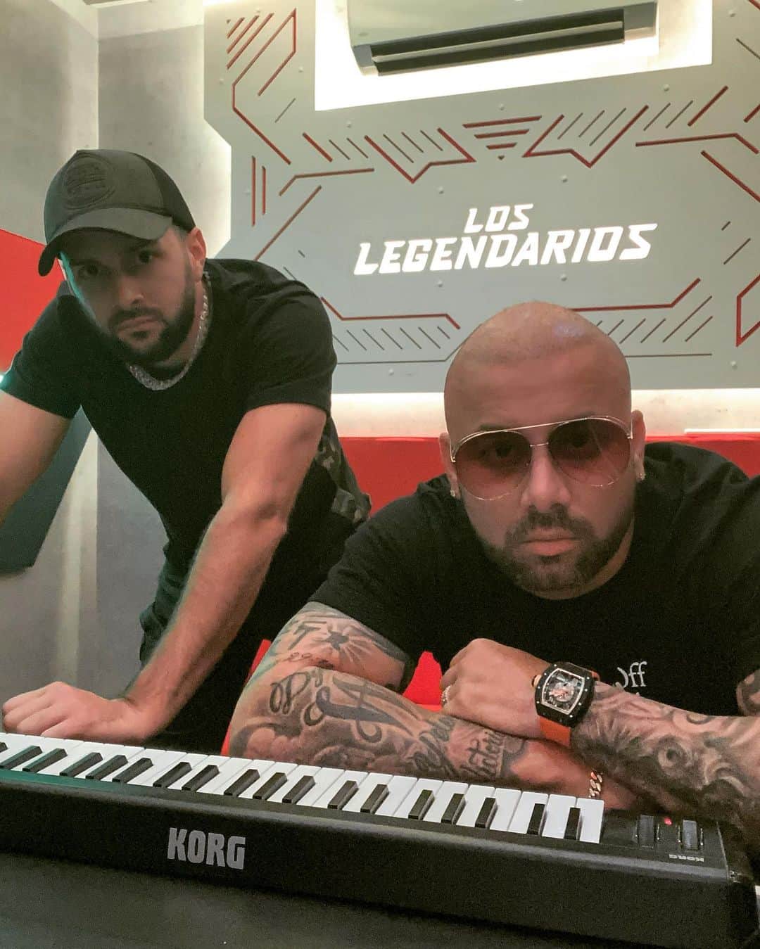 ウィジンのインスタグラム：「EN LA COCINA 🧑‍🍳 @loslegendarios @labase @hydequimico」