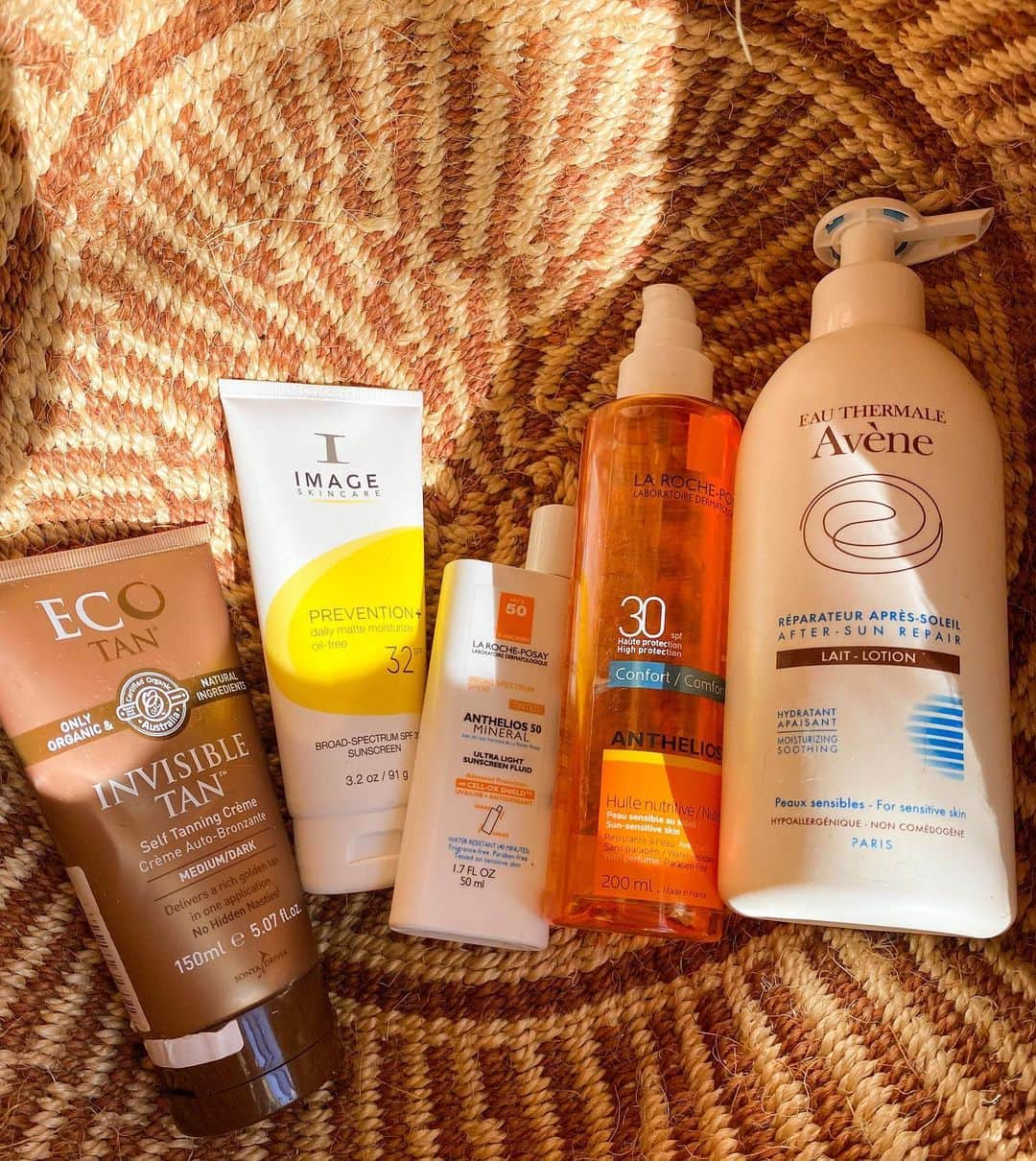 アリッサ・ジュリア・スミスさんのインスタグラム写真 - (アリッサ・ジュリア・スミスInstagram)「Committing early to my summer tan this year because... what else? Swipe to see my favorite products for before, during and after sun exposure that I’m lugging around in this giant bag.  @ecobysonya - clean nontoxic color for a base tan. @imageskincare - great for face, neck and shoulders and won’t clog pores. @larocheposay - tinted face sunscreen that I cannot live without. @larocheposay - body oil with SPF 30. @aveneusa - hydrating after-sun cream for sensitive skin.  LMK your favorites ☀️   #wintertan #vitaminD #SPF #whatsinmybag #sunscreen #suncare #tanning #aftersun #selftan #beachessentials」1月26日 2時21分 - alyssajulyasmith