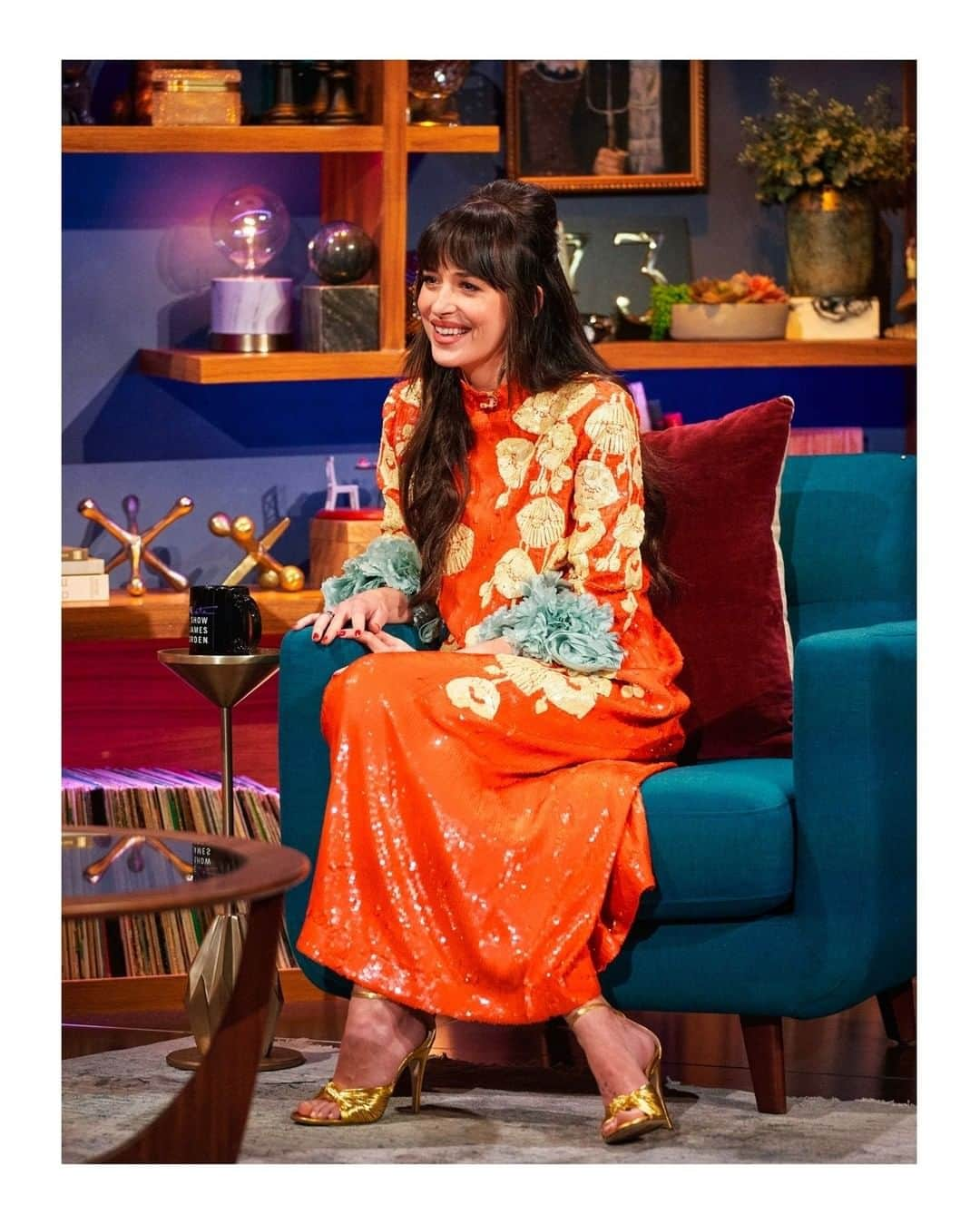 グッチさんのインスタグラム写真 - (グッチInstagram)「@dakotajohnson wore a #GucciOuverture all-over sequin embroidered tulle dress with gold metallic leather sandals for an appearance on @latelateshow with #JamesCorden. #AlessandroMichele @alessandro_michele #LateLateShow #DakotaJohnson」1月26日 2時25分 - gucci