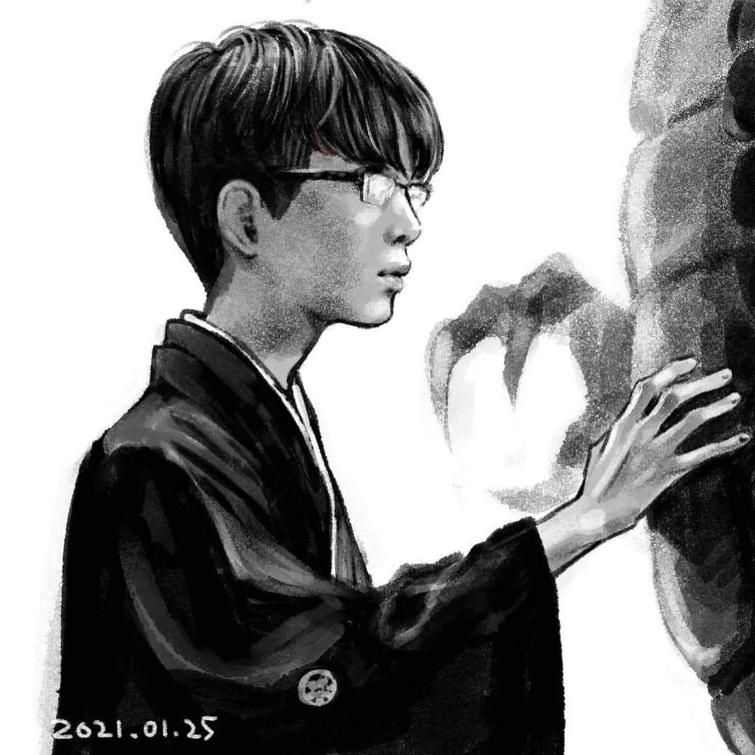 久保ミツロウのインスタグラム：「1/25は豊島将之竜王の竜王就位式。写真をただただSNSで追うだけでしたが、改めて豊島竜王、初防衛おめでとうございます👏👏👏 今回の竜王戦は写真集になるとの発表もあったので絶対買います。親の分も買います。 豊島竜王の着物姿は語彙力失うほどの色気があって、私の脳が沸騰した結果絵を描いてしまういつもの流れです。 朝起きると目に飛び込んできたのは竜王がNBA好きという記事、竜王がスーツ姿のままキャップを被った写真に目が死んだ。夕方からの就位式が始まったら勢いで描けないと思い、昼に病院行くまでのわずかな時間で描きました。13時検診予約なのに12:35までパジャマ姿で描いてた。 病院で検査結果聞くだけでしたがMRIも心電図も全然大丈夫。 終わった後に都電荒川線に乗って早稲田へ。揺れる荒川線の車内で隣に座ってる女子高生が本気の炭治郎をペンタブに指で描いてた。かっこよかった(女子高生が)  終電早稲田で降りて、穴八幡宮で初詣と壁に貼る御守りを買いに。早稲田大学を突っ切って到着。 そこそこ参拝者がいて並んでお参り。そして自分の番。真っ先に豊島竜王の今後の御活躍と健康を祈ってから、自分の仕事も前へ進めるように願った。 帰りの電車で完全に身体が二つ折りになって寝ている女子高生がいた。 芸術家っぽいなって思って絵に描きました。」