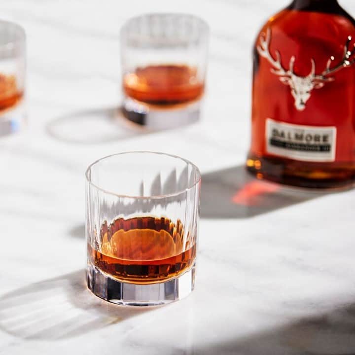 The Dalmoreさんのインスタグラム写真 - (The DalmoreInstagram)「On this day we celebrate the relentless pursuit of Scotland’s most famous poet, Robert Burns. Our glasses are poured, and raised to he, you, our whisky makers and your stories of endeavour, pursuit and passion. Slantje!  #dalmorewhisky #dalmore」1月26日 2時29分 - thedalmore