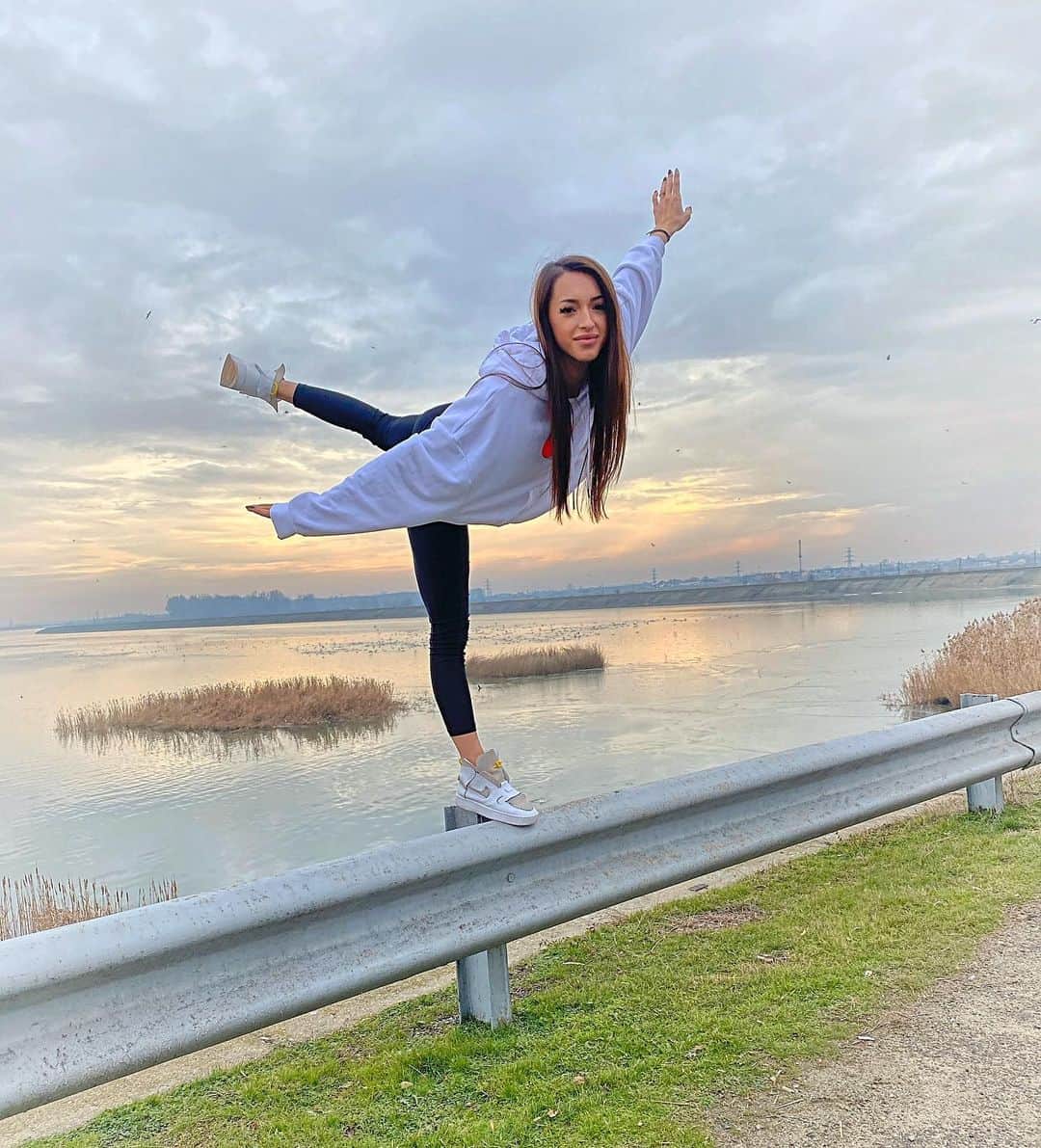 ラリサ・ヨルダケのインスタグラム：「Life seems completely different, exciting and worthwhile. Your only hope and security is in knowing that they are a part of your life.💜」