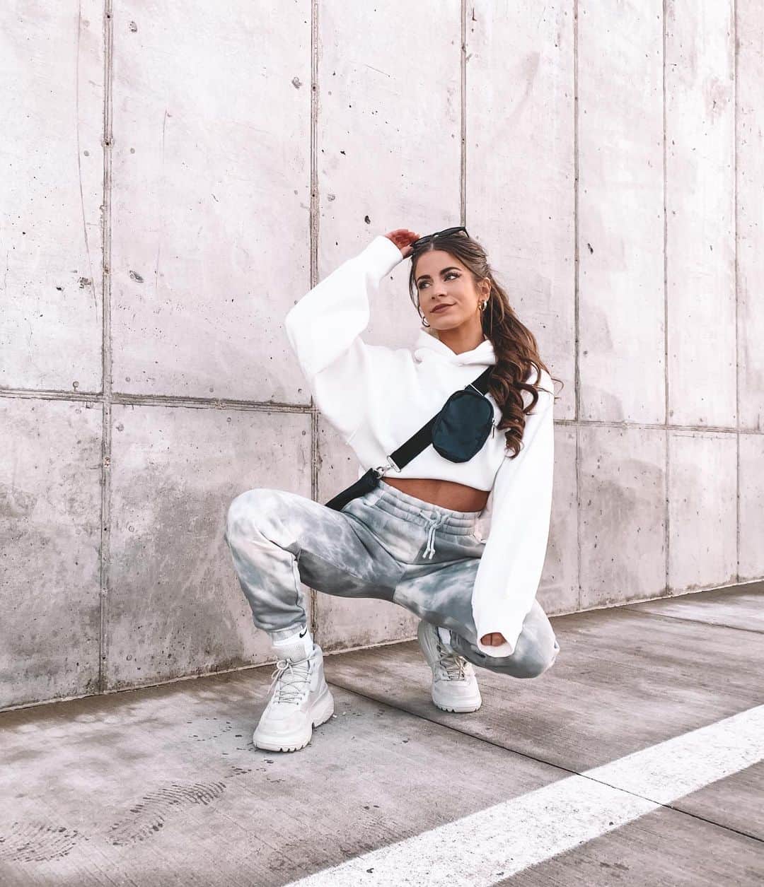 Paige Reillyのインスタグラム：「It’s launch day 🌪⚡️ !!! The @balanceathletica atmos collection has my heart & I can’t wait to see what you all get!!! Launch is at noon MT!⁣ ⁣ If you choose to shop through the link in my bio, THANK YOU! It directly supports me as a @balanceathletica elite leader / allows me to continue to provide you guys with the most information pre-launch that I can & it means more than you know if you take that extra step to support me 🤍⁣ ⁣ I typically do giveaways for using my link but instead - I’m just going to do a giveaway here for everybody. If you do use my link, please let me know what you ended up grabbing and also I want to personally thank you for your support, so either dm me or comment below with what you end up getting as an entry for the giveaway 🥰🙌🏻⁣ ⁣ For this giveaway, I’ll be doing 5 winners for $50 balance gift cards! ⁣ - Just be following my page, like this photo and comment down below with your favorite emojis 🥰 ⁣ - I’ll pick the winners Thursday (1/28) evening!」