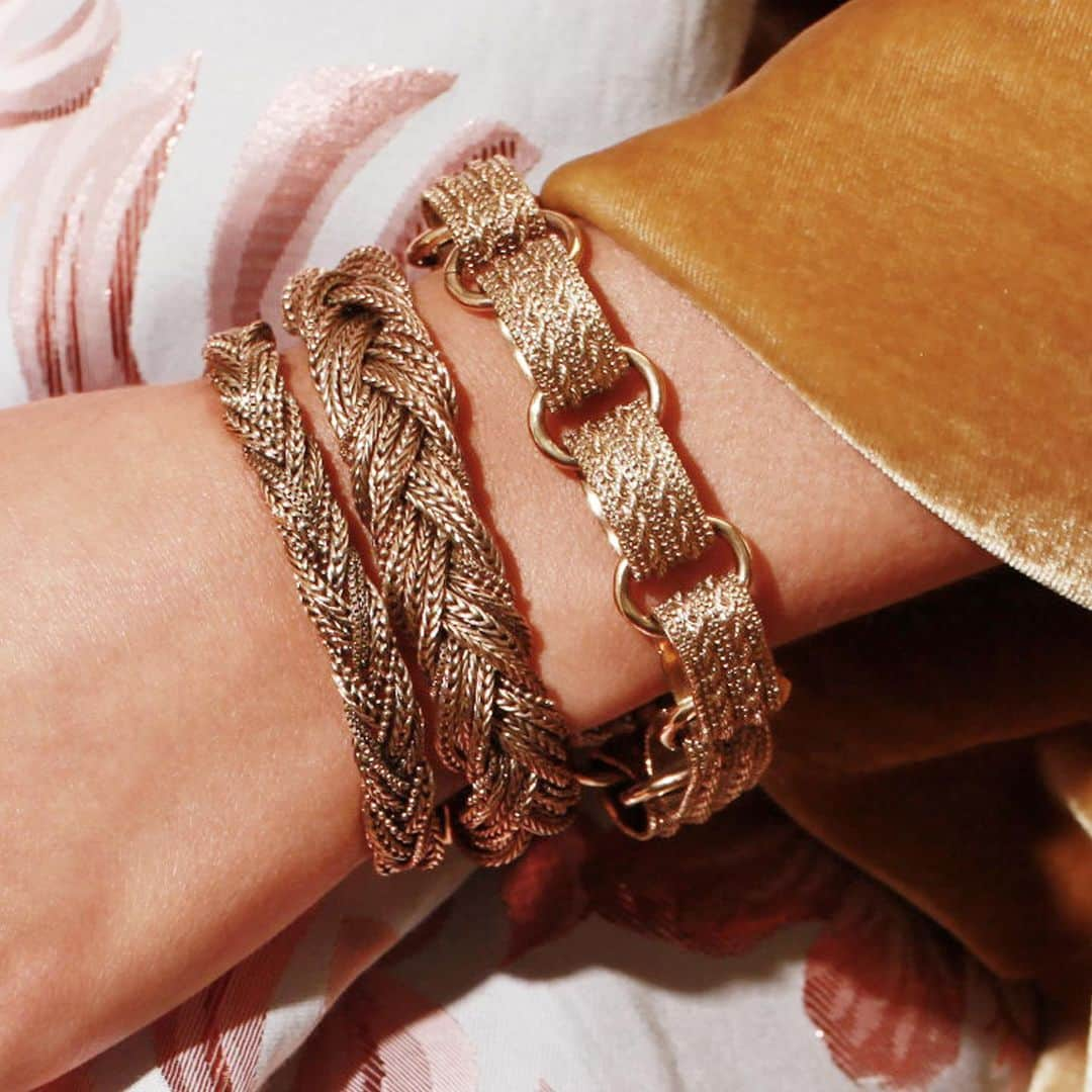 サテリットさんのインスタグラム写真 - (サテリットInstagram)「✶ Le plaisir de l’accumulation 💫 1, 2 ou 3 ? Pourquoi choisir ?  . Nos bracelets NOLITA se mêlent pour un style résolument glamour. Laissez-vous séduire par l’esprit vintage de cette collection en métal doré à l’or fin 14 carats. . Retrouvez-les sur l’e-shop et dans nos boutiques. . #satelliteparis #vintage #bienvenueailleurssatellite #boutiquessatellite #jewelry #bijouxethniques」1月26日 2時46分 - satelliteparis