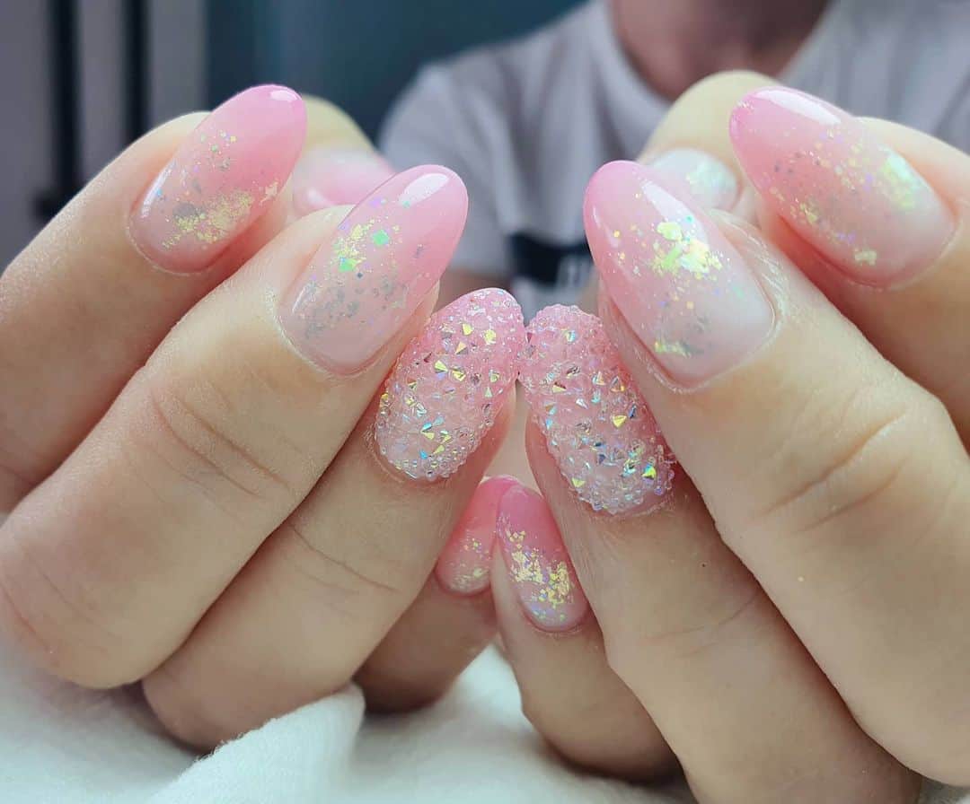 Yingのインスタグラム：「I used PREGEL Pale Strawberry, Pale Orchid, PREANFA Aurora Flakes in Citrine, and PREMDOLL B37 for the pink gradient. Items can be purchased at @nailwonderlandsg 🤗 .   . 🛒 www.nailwonderland.com⁣⁣ 📍20A Penhas Road, Singapore 208184⁣⁣ (5 minutes walk from Lavender MRT)⁣⁣ .  I am currently only able to take bookings from my existing pool of customers. If I have slots available for new customers, I will post them on my IG stories. Thank you to everyone who likes my work 🙏 if you need your nails done, please consider booking other artists at @thenailartelier instead ❤  #ネイルデザイン  #ネイルアート #ネイル #ジェルネイル #nailart #네일아트 #pregel #プリジェル #nails #gelnails #sgnails」