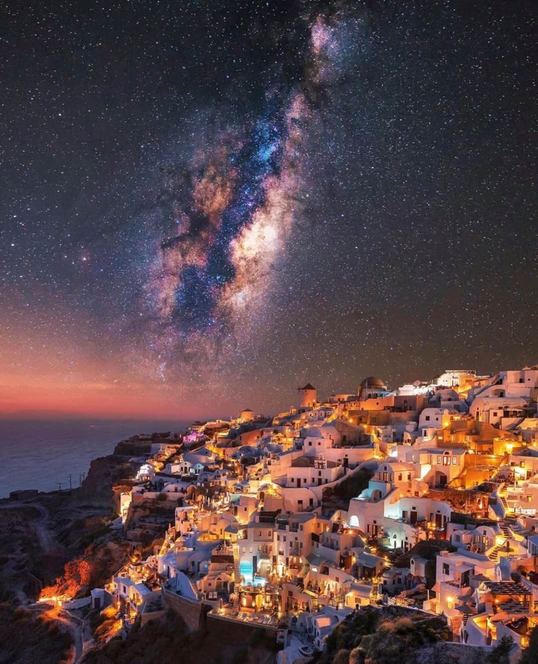 Earth Picsさんのインスタグラム写真 - (Earth PicsInstagram)「Santorini nights 🌙 Is Santorini, Greece 🇬🇷 on your bucket list? Photo by @rauljichici」1月26日 3時00分 - earthpix