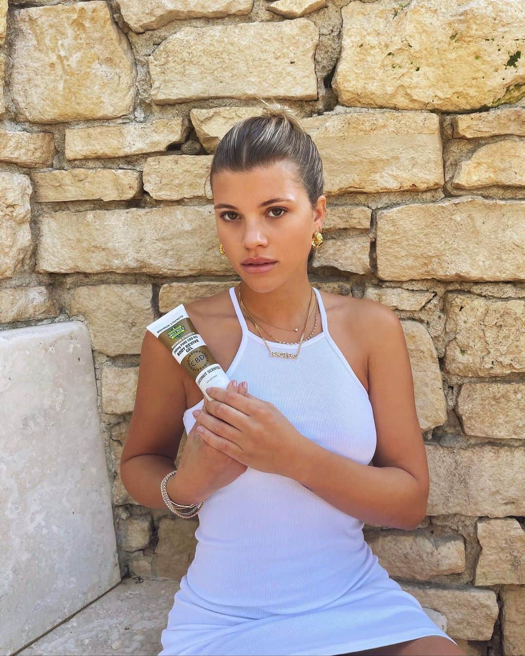 ソフィア・リッチーのインスタグラム：「smells like a dream 🥥  been using @unclebuds_hemp and their CBD products. love that they’re all natural and never tested on animals. get 20% off site wide with code IG20 at www.unclebudshemp.com 🤍 #ad」