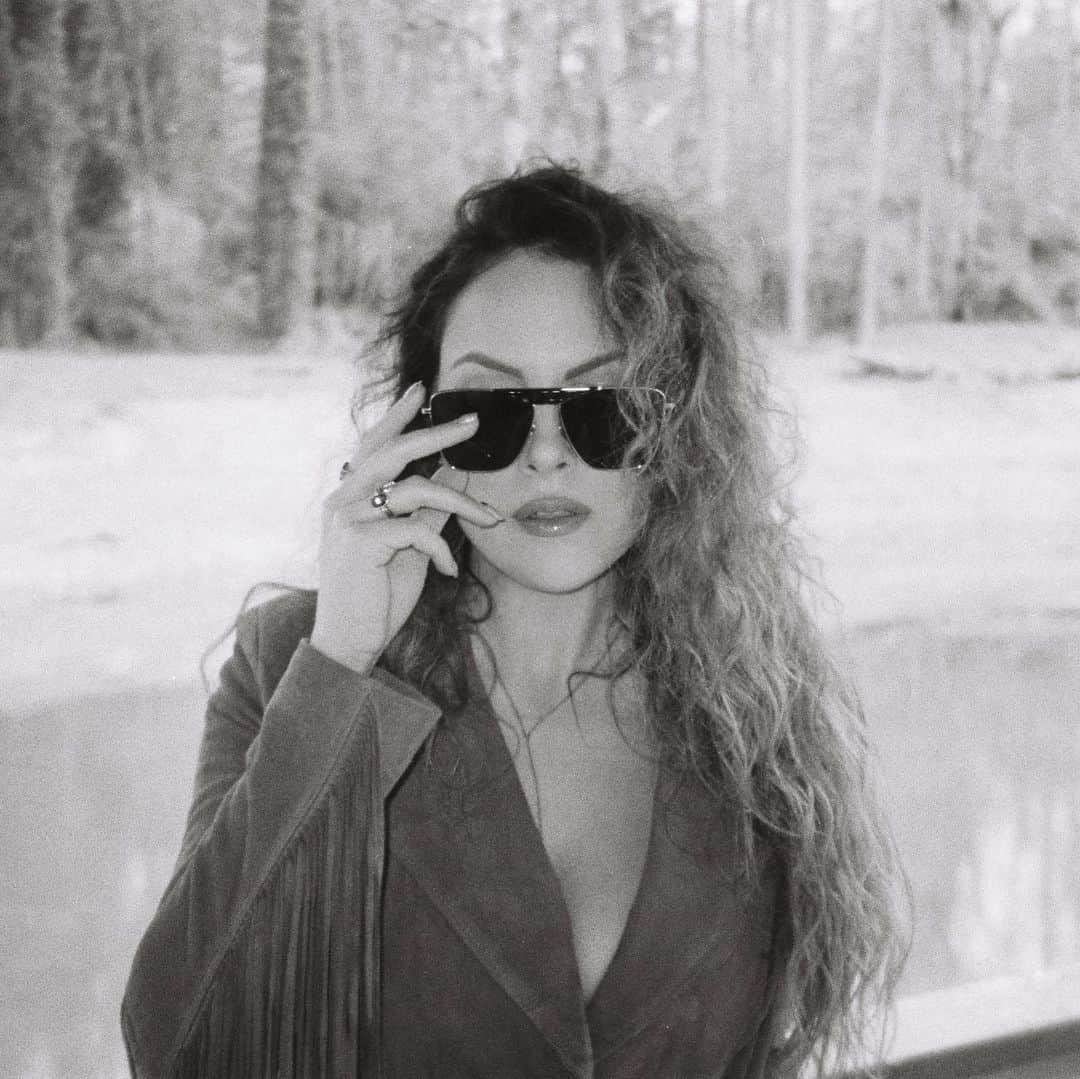 エリザベス・ギリースのインスタグラム：「Reading you in b&w」