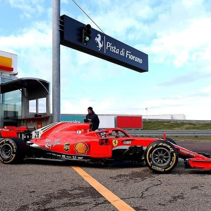 F1さんのインスタグラム写真 - (F1Instagram)「The past meets the future 🤩  @giulianoalesi tests a Ferrari, exactly 3️⃣0️⃣ years to the day after his father Jean did the same ⏪   His fellow FDA stars @marcusarmstrong and @robertshwartzman got to sample the SF71H too! 😁  📸 #Repost x @ferraridriveracademy   #F1 #Formula1 #Ferrari」1月26日 2時55分 - f1