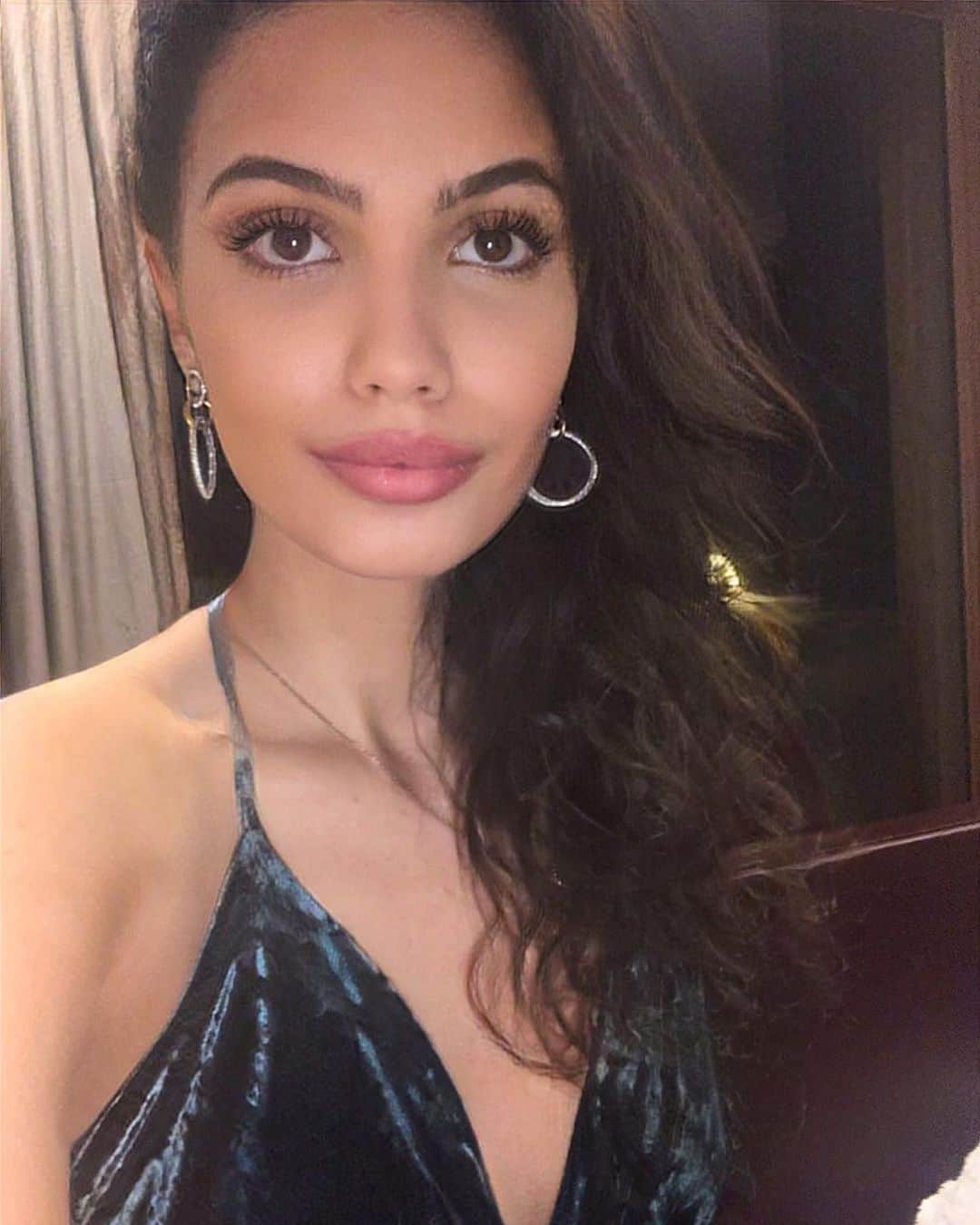 アマニ・ファンシーのインスタグラム：「happy burns night to all my Scottish friends.. hope you all are celebrating with traditional, yummy food & a few bagpipe tunes! Fun fact if you haven’t heard of ‘Burns Night’ before: A Burns supper is a celebration of the life and poetry of the poet Robert Burns, the author of many Scots poems. The suppers are normally held on or near the poet's birthday, 25 January, known as Burns Night. 🏴󠁧󠁢󠁳󠁣󠁴󠁿💙🎊」