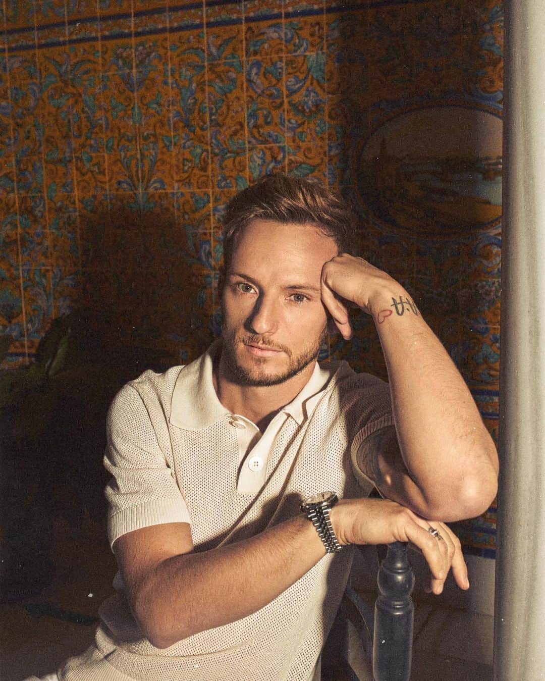 イヴァン・ラキティッチのインスタグラム：「Cual es tu lugar favorito en #Sevilla? 🙋🏼‍♂️✌🏼@esquirees #Rakitic — Entrevista: @avilleira  Fotografía: @darioaranyo  Estilismo: @alvaro_dejuan  Maquillaje y peluquería: @amparosanchezm」
