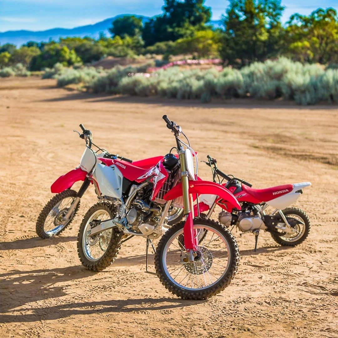 Honda Powersports USさんのインスタグラム写真 - (Honda Powersports USInstagram)「The only thing better than looking at them is riding them. So hop on, there's a CRF for everyone in the family. #ridered #crf」1月26日 3時00分 - honda_powersports_us