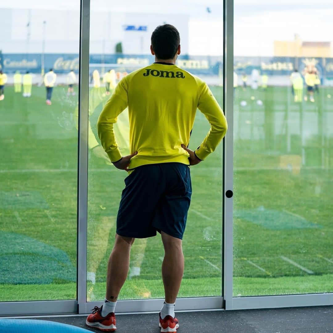 ビジャレアルCFのインスタグラム：「Contando los minutos⏱️.  Counting down the minutes⏱️.  👉 @gerard_moreno  #Villarreal #futbol #football #soccer #laliga」