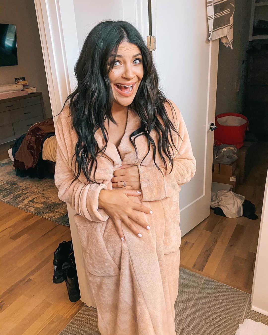 ジェシカ・ゾアのインスタグラム：「Exhausted? That’s an understatement. I heard I’ll sleep in about 18 years. :) #momlife」