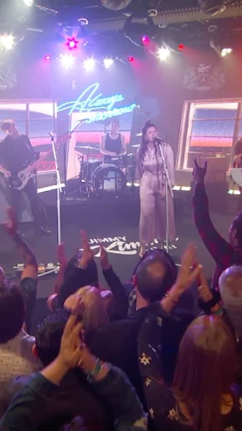 のインスタグラム：「back in Feb of last year before the craziness of covid kicked in - we performed “Everything Has Changed” at @jimmykimmellive. it never aired because, well, 2020 - but here it is now for your viewing pleasure. special shout out to old friend @hannahkristinametz for the perfect silk suit, @lindseyhartman for dressing me up + @taylerberezmakeup for making my hair and face look nice. i miss rocking out and can’t wait to do it again some day 💞 link in bio 🤘🏼」