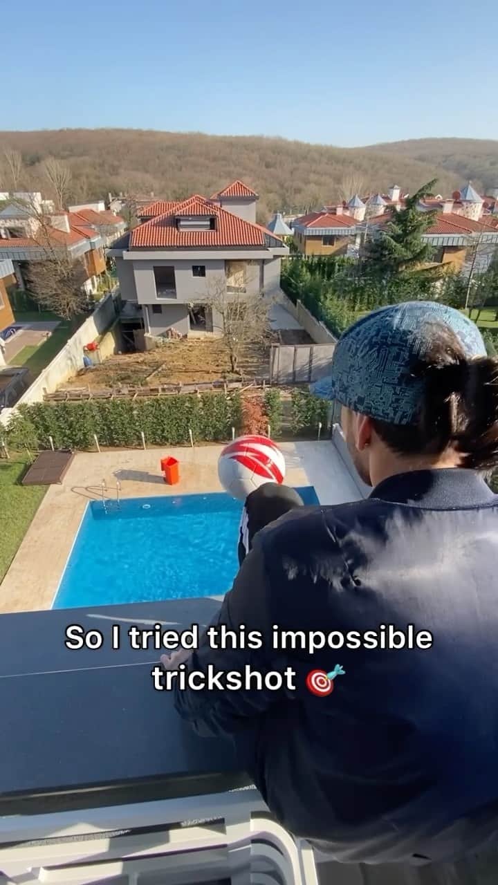 ショーン・ガルニエのインスタグラム：「Part 1 : Can I get it ? 😰 #trickshot #football #motivation #nevergiveup」