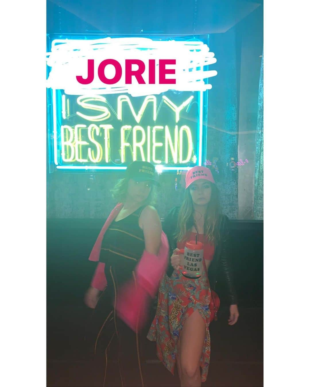 ビリー・ラードのインスタグラム：「💕👯‍♀️💕HAPPY BIRTHDAY TO MY #bestfriend #soulmate #sistafromanothamista #godmother2myking #jobantomypistolpete #ILOVEYOUMAN @joriekay」