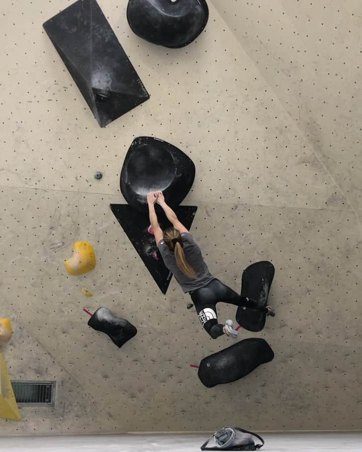 ジェシカ・ピルツのインスタグラム：「My favorite boulder from today’s training session @kletterzentruminnsbruck 👌」