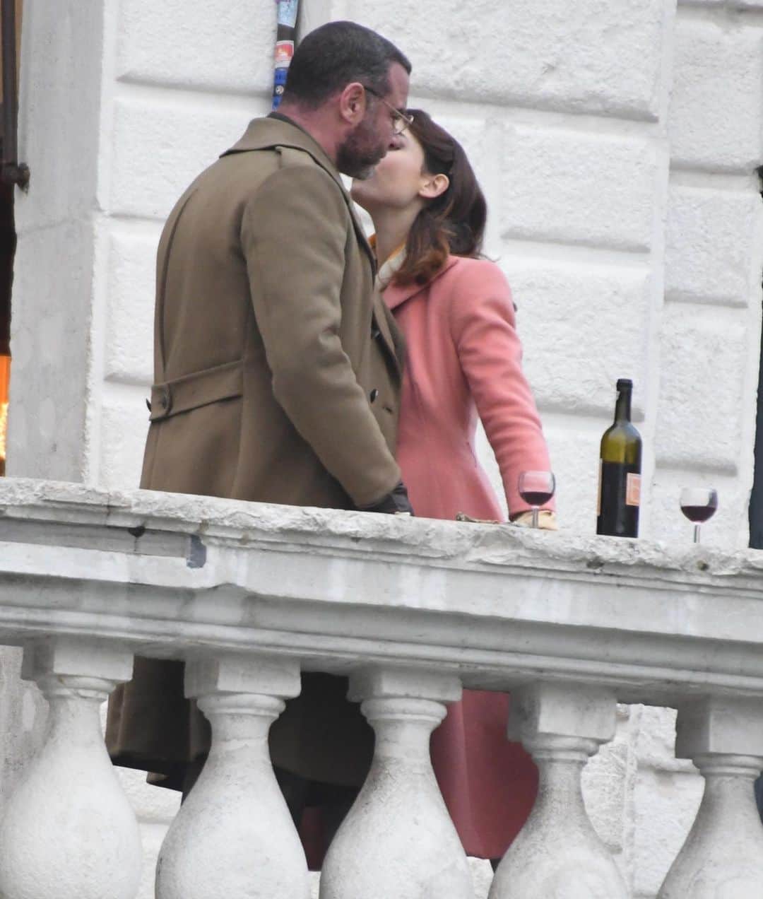 Just Jaredさんのインスタグラム写真 - (Just JaredInstagram)「Liev Schreiber and Matilda De Angelis kiss as they film a scene for their new movie “Across The River and Into The Trees.” Photos: Backgrid」1月26日 3時37分 - justjared