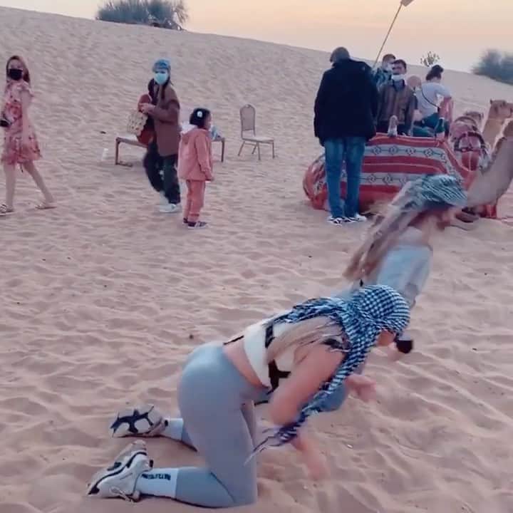 エイミー・ウィラートンのインスタグラム：「It turns out even camels are smart enough to know to put their hands down 🐪」