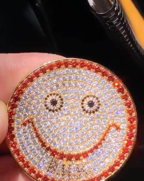 のインスタグラム：「. SMILE☺︎❤️💙💛🧡 .  The smile on the bag is my treasure! . @beverlyhillsrecycler （ @alovemovement ）」