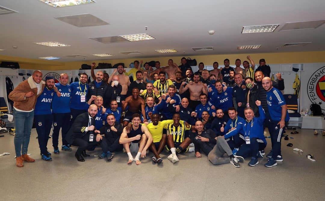のインスタグラム：「#fenerbahçe +3 💙💛」