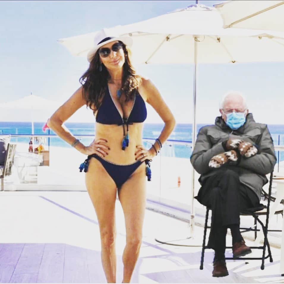 ヘザー・マクドナルドのインスタグラム：「Found this in my phone from a year ago and when life was different. #berniesanders #berniesandersmemes」
