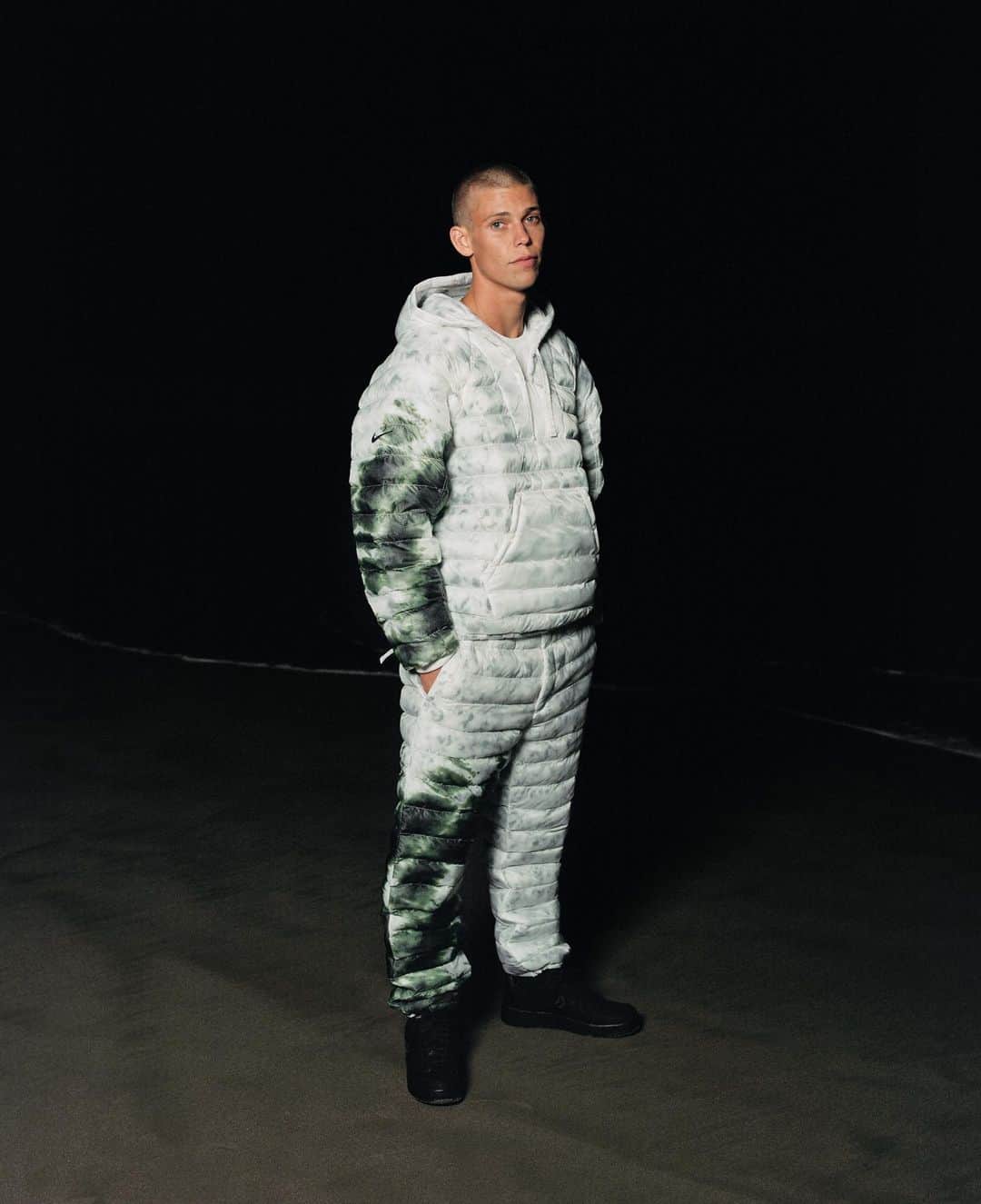 Stüssyのインスタグラム：「Stüssy & Nike  A collection engineered for the elements done in translucent ripstop with a gradient green print. The main body fabric is made from at least 75% recycled nylon and insulated with Thermore® EcoDown®, a down alternative made from 100% recycled polyester.   The new Stüssy & Nike collection will be available in select Dover Street Market stores and stussy.com on Friday, January 29th at 10am pst.」