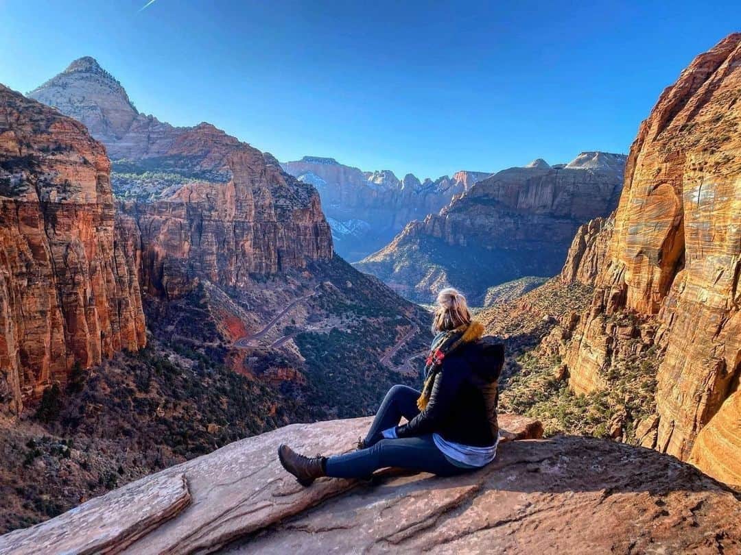 デルタ航空のインスタグラム：「When life gives you mountains, put on your boots and hike.  Photo: @saraxemily」