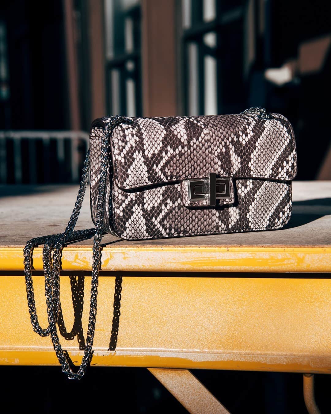 DKNYのインスタグラム：「A bag that works as hard as you. Tap to shop the Jenny Mini Crossbody. #DKNYSTATEOFMIND」