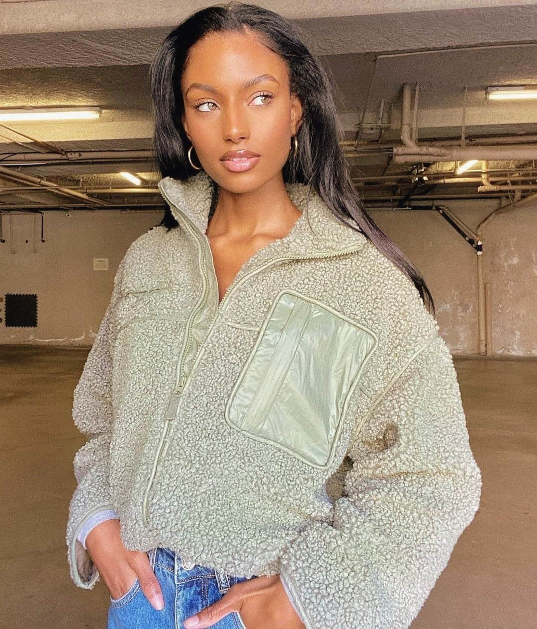 TULAROSAさんのインスタグラム写真 - (TULAROSAInstagram)「winter greens 💚 @sydneyjharper in the colorado jacket - link in bio to shop!」1月26日 4時00分 - tularosalabel