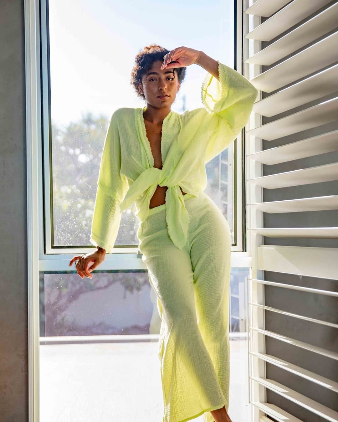 ヤング・ファビュラス&ブロークのインスタグラム：「Our 'Francesca' Top is a summer weight dream. An easy cover-up top for those days at the beach, throw on with any style of bottoms or our matching Aiko pant! #yfbclothing #resortwear #newarrivals #youngfabulousandbroke」