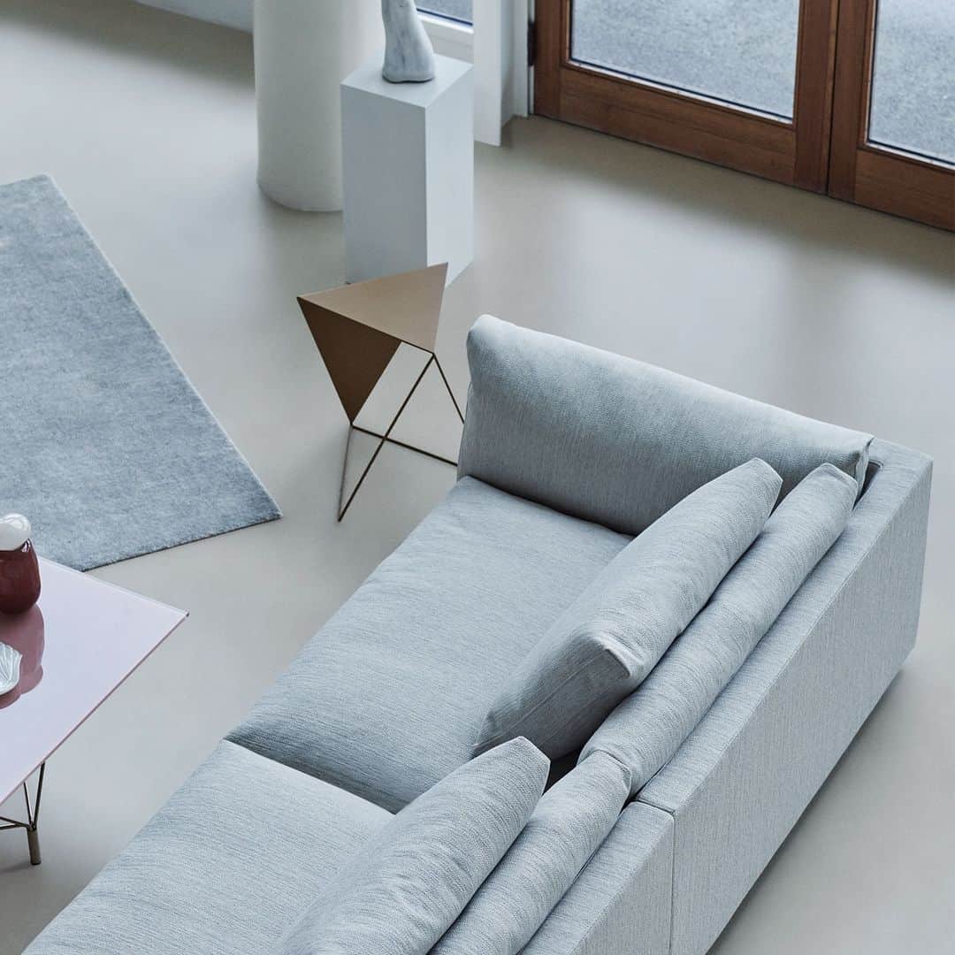 eilersenさんのインスタグラム写真 - (eilersenInstagram)「Add extra pillows to make your Float even comfier!⁠ •⁠ •⁠ •⁠ #eilersen #float #eilersenfurniture #myeilersen #interiordesign #homedecor #sofa #danishdesign #inredning #finahem #interiorlovers #interiordesign #modernliving #minimalism #nordiskehjem #nordicinspiration #nordicliving #craftsmanship #luxurylifestyle #boligindretning #designinterior #livingroominspo #boliginspiration #softminimalism #hemindredning #schönerwohnen #nordicminimalism」1月26日 4時02分 - eilersen