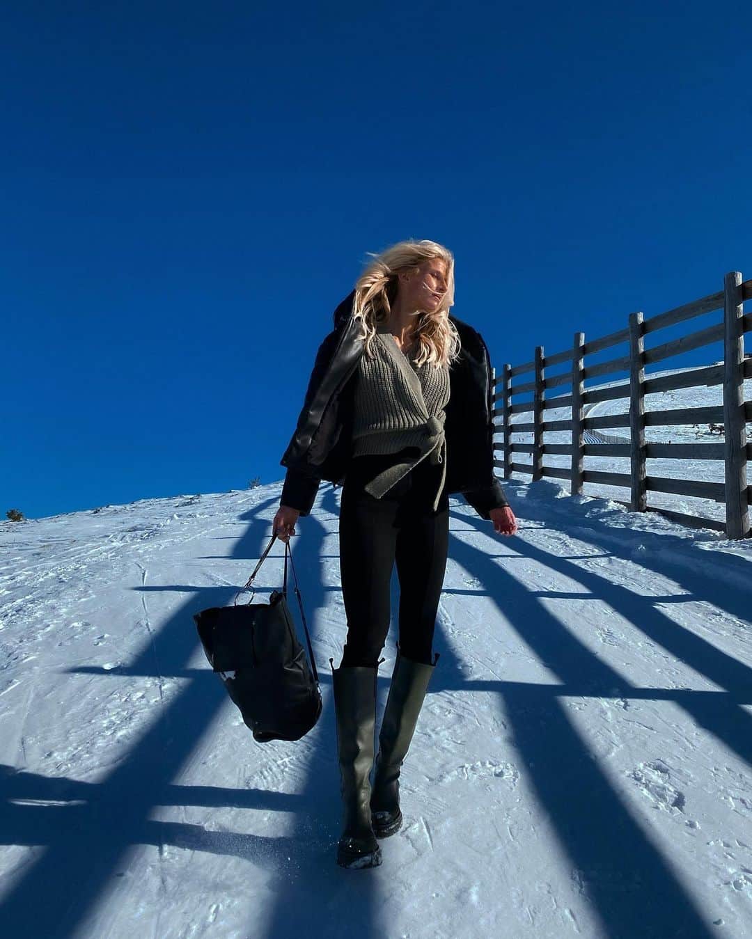 ソフィア・ヤコブソンさんのインスタグラム写真 - (ソフィア・ヤコブソンInstagram)「Blue Sky!💙🌍👱‍♀️🏔 . . . . . . . #nature #beautifulnature #bluesky #sun #windy #snow #daytrip #tb」1月26日 4時11分 - sofiajakobsson