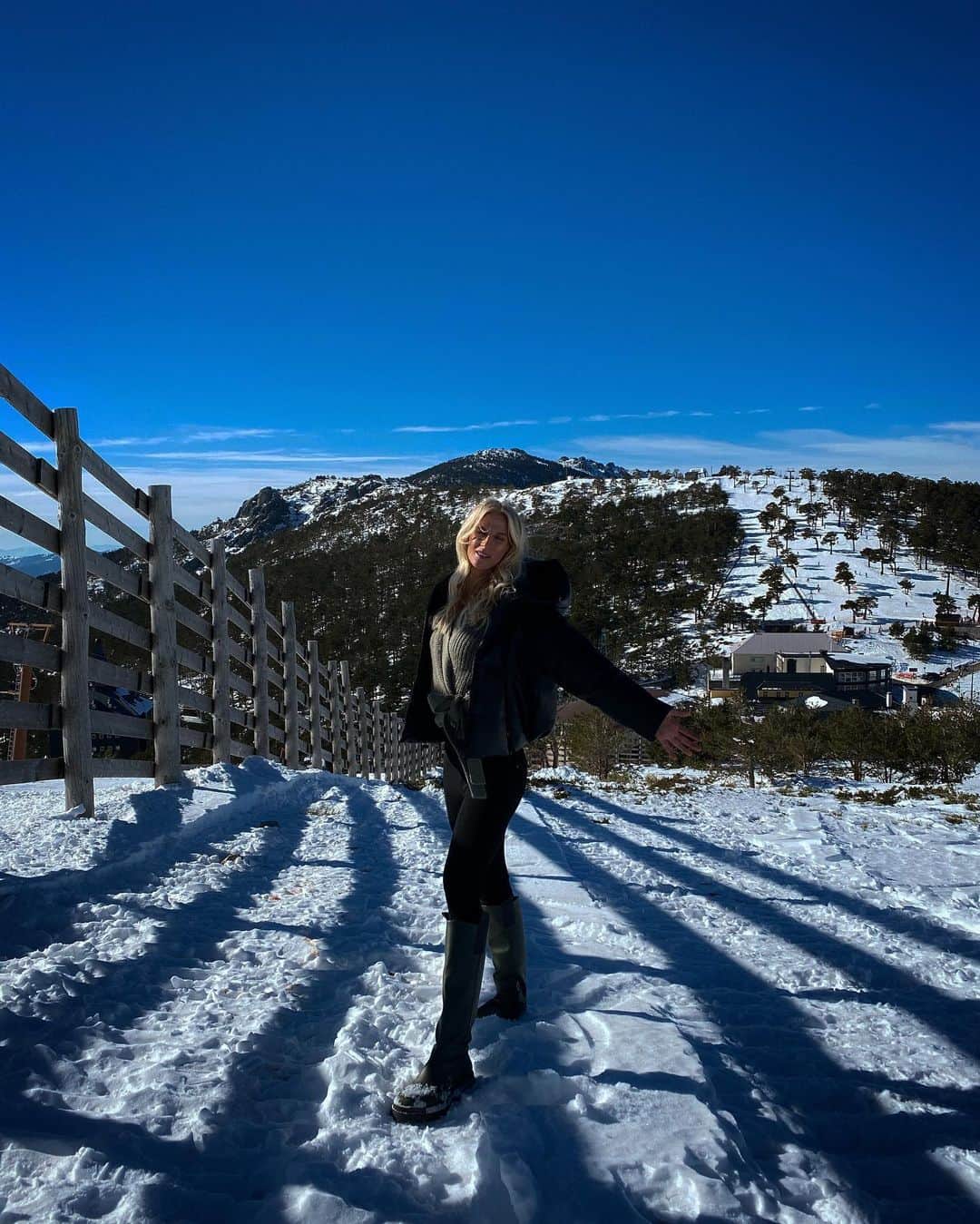 ソフィア・ヤコブソンさんのインスタグラム写真 - (ソフィア・ヤコブソンInstagram)「Blue Sky!💙🌍👱‍♀️🏔 . . . . . . . #nature #beautifulnature #bluesky #sun #windy #snow #daytrip #tb」1月26日 4時11分 - sofiajakobsson