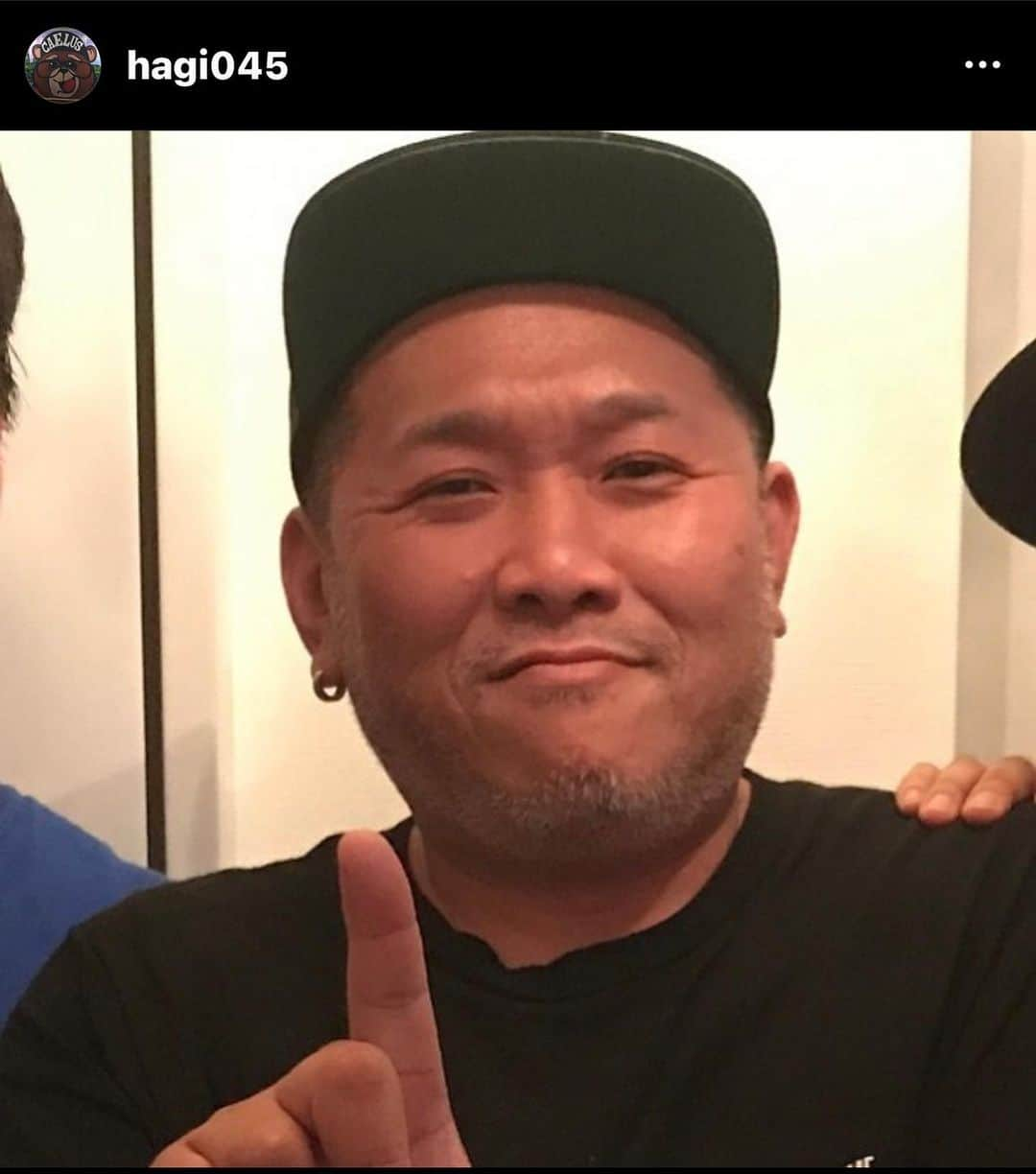 rowshiのインスタグラム：「俺がHOODSOUNDと契約して初の横浜LIVEの時にbridgeで、お！ローシ君！っていつも会ってるかのように声かけてくれて俺の緊張を一気にほぐしてくれた。それが出会いだった、いつも笑顔で迎えてくれて俺にとっちゃ癒しの萩さんだった。 早過ぎだよ萩さん... そっちで椿君と再会してんのかな？ 俺はまだしばらくそっちには行けないけどいつか又、よ！ローシ君！って声かけてくださいね。　暖かい笑顔忘れねえ ありがとうございました。 REST IN PARADISE🙏」