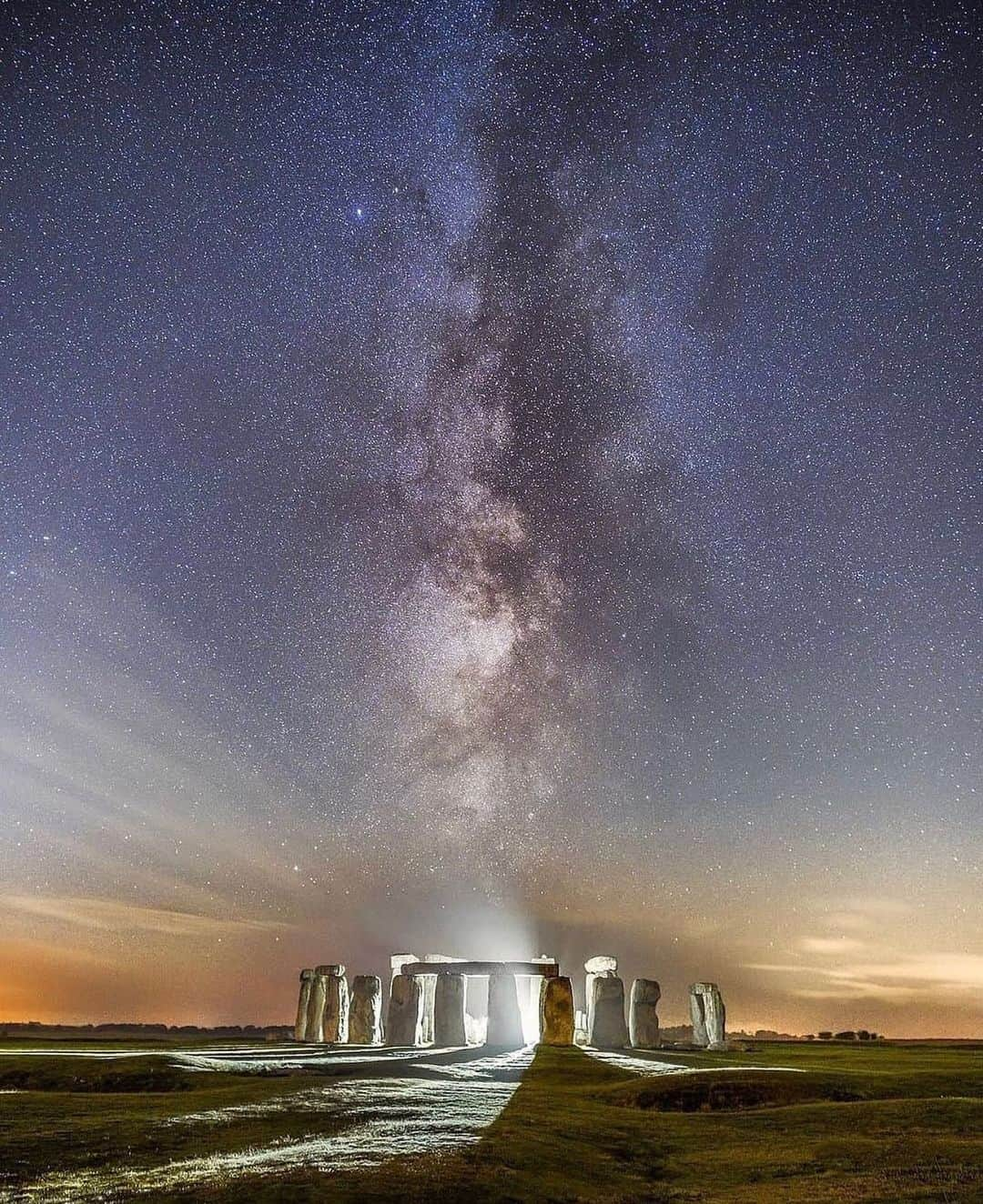 Instagramersさんのインスタグラム写真 - (InstagramersInstagram)「Great combination with Milky Way and Stonehenge by @eallistone and @igersuk 📸😍🌌 #igersuk #igers」1月26日 4時05分 - igers