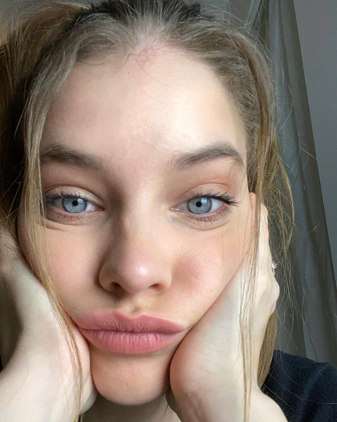 バルバラ・パルヴィンさんのインスタグラム写真 - (バルバラ・パルヴィンInstagram)「Bored 😐」1月26日 4時20分 - realbarbarapalvin