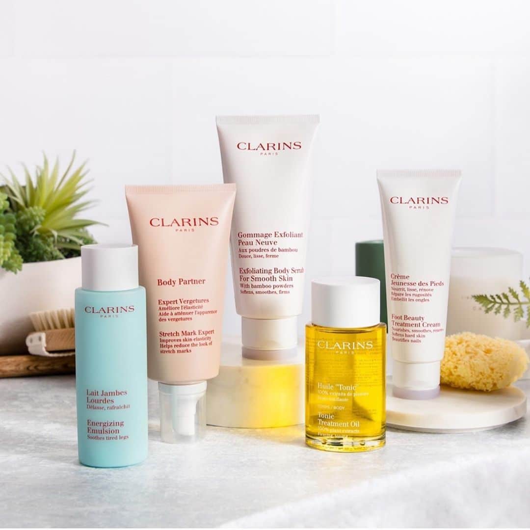CLARINSさんのインスタグラム写真 - (CLARINSInstagram)「💛 Skincare products perfect for a mom-to-be, who can experience stretch marks and tired legs and water retention.   One of our favorites is Tonic Oil, a firming body treatment oil, with 100% plant extracts, which visibly firms, tones and improves elasticity, reducing the appearance of stretch marks caused by pregnancy and weight loss.  #clarins #stretchmarks  #pregnancy  #covidbaby  #skincare #bodycare」1月26日 4時17分 - clarinsusa