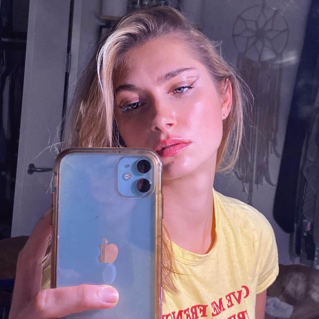 Monica Aksamitのインスタグラム：「PSA: I should clean my mirror 😳」