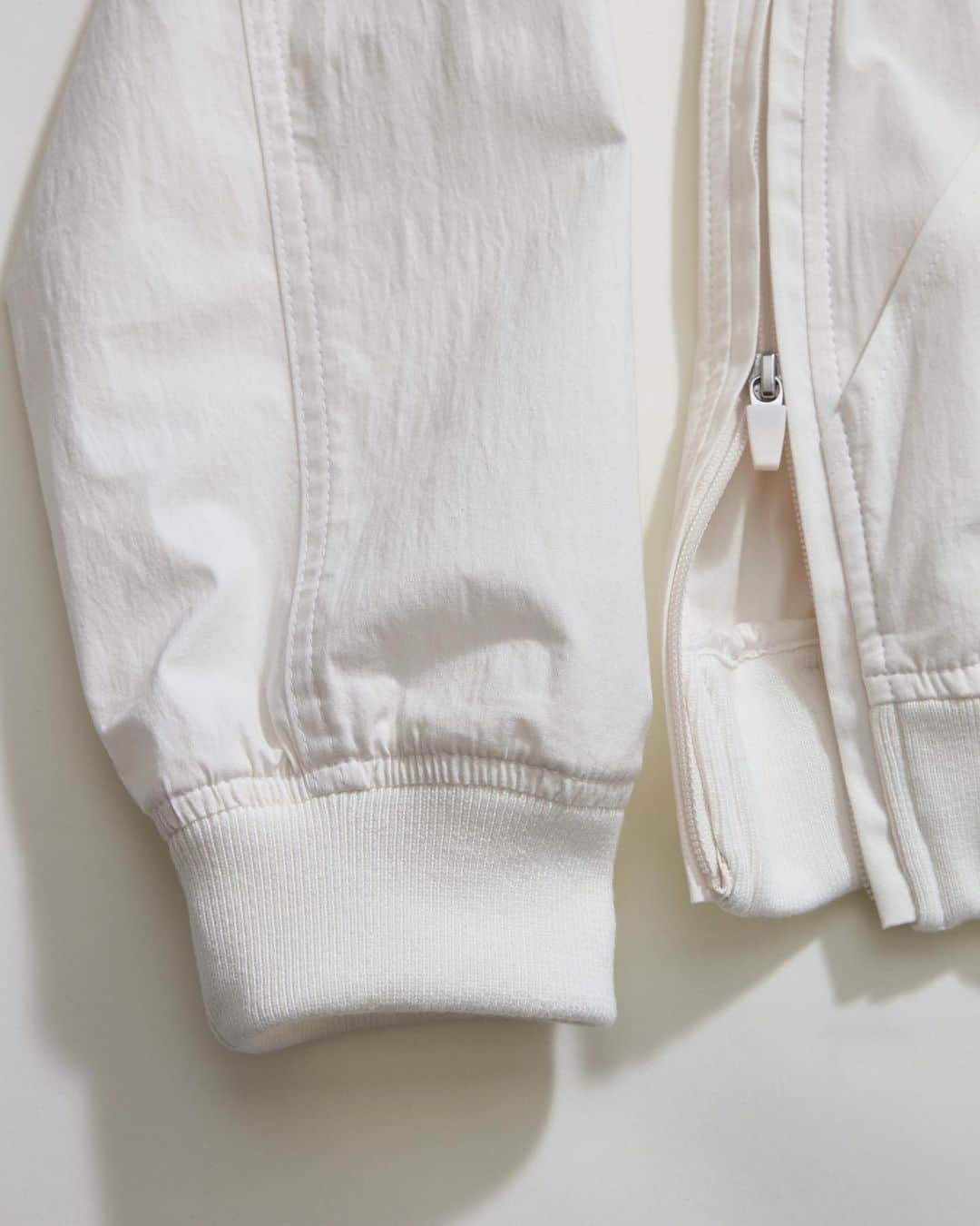 Banana Republic のインスタグラム：「Scrolling through your feed during a Zoom call? While we have you, zoom in on our Popover Rain Jacket. (We love the side zip details for an easy fit). Tap to find out more. #BRStandard」