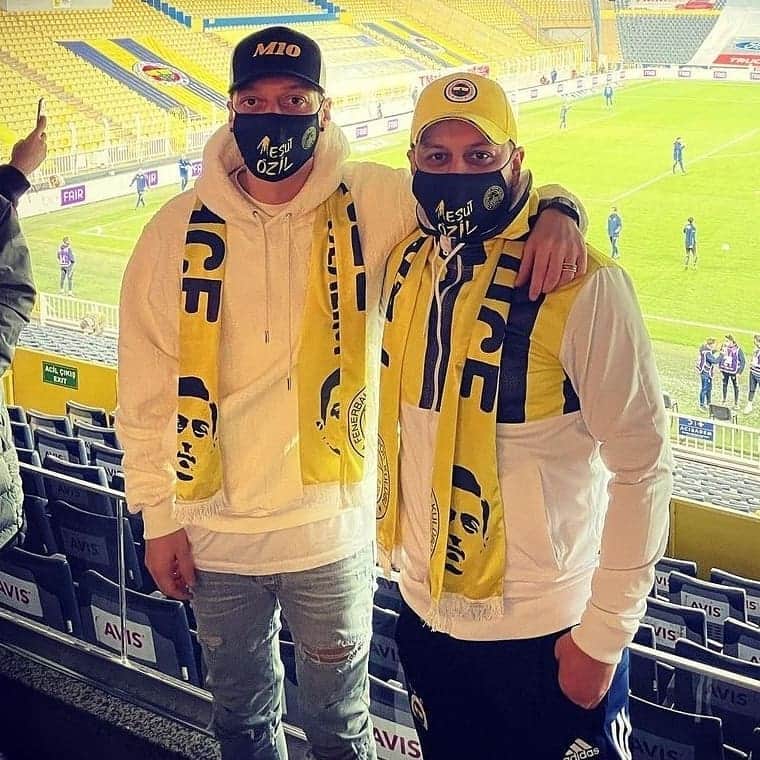 メスト・エジルのインスタグラム：「Takımımıza tebrikler! +3 💛💙 Ülker stadyumunda harika bir akşamdı 🏟️💪🏼 Congrats to the team! +3 💛💙 It was great to be at the Ülker Stadium tonight 🏟️💪🏼🟡🔵 @fenerbahce」