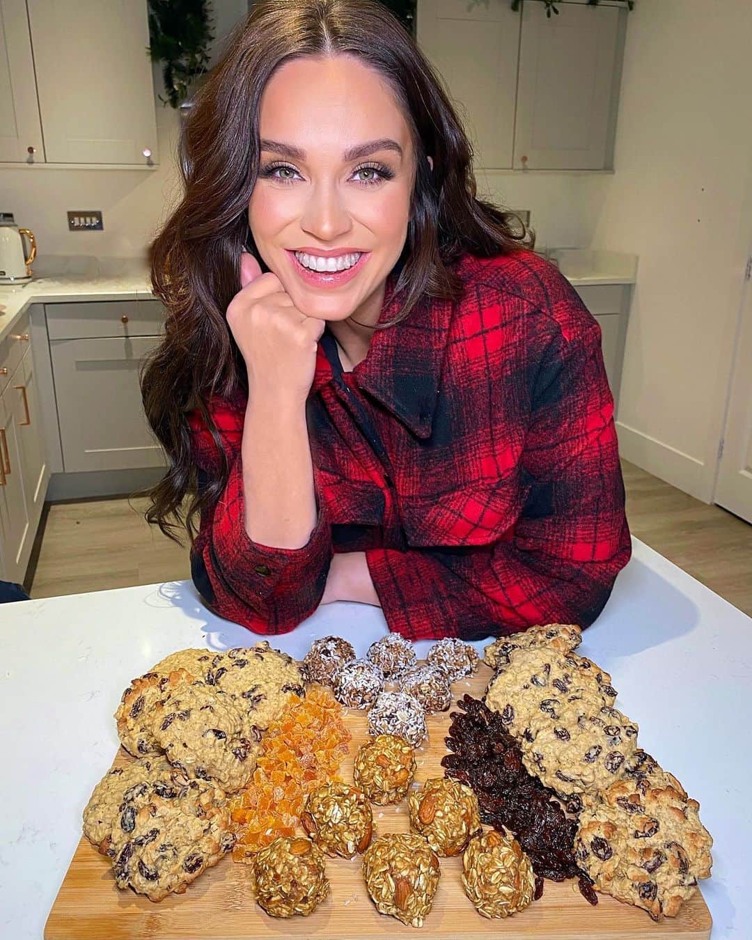 ヴィッキー・パティソンさんのインスタグラム写真 - (ヴィッキー・パティソンInstagram)「Ooh she’s back in the kitchen & having a ball! (An energy ball that is! 😂🤦🏻‍♀️ sorry about that, not my best work 😂😩)   So I haven’t been particularly disciplined with myself for quite a while, through one thing or another & now that I’m feeling a bit better I’m done making excuses & want to make some small changes, that when done consistently will garner good results! I want to feel healthy & happy again 😍   So I’m starting by upping my daily intake of dried fruit! Super simple & really easy to do but also has a whole heap of great benefits for your body!    It’s scary to learn that 73% of adults aren’t getting their standard 5 a day - now just 30g of dried fruit equals one of your five a day & it couldn’t be easier to incorporate them into your daily diet.. grab a handful of apricots as a snack, chuck some figs in a salad (ooohhh with a bit of feta maybe?! 😍) or pop some raisins in your porridge! The possibilities are endless! And once you’ve found something that works for you - you can kick back & start reaping the rewards.. Dried fruit is packed full of nutrients & are also a great source of fibre, iron & copper- & who doesn’t want more of those? 😂😍   So in support of the Dried Fruit Alliance’s #EatMoreDriedFruit campaign I got in the kitchen & whipped up some lovely little snacks using some of my fave dried fruits! You’re looking at oatmeal & raisin cookies, date & almond energy balls & dark chocolate and coconut energy balls! They were all delicious if I do say so myself 😂 If you’re really on the health kick I’d suggest trying the energy balls, which are about 80-100kcals per ball & packed full of dried fruit, fibre & healthy fats! But if you are just looking to slowly wean yourself off the quality street & mince pies- why not try these oatmeal raisin cookies! They’re choc full of raisins & oats & are a major hit with the little ones- such a crafty way to get one of their 5 a day in them! 😂😍   So guys, I suggest we don’t be too hard on ourselves this Jan- last year was tough & lockdown is the worst- so instead be kind to yourself & make small changes to your diet which will make you feel loads happier & healthier ❤️ AD   #eatmoredriedfruit」1月26日 4時37分 - vickypattison
