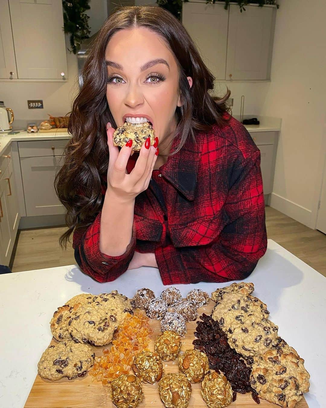 ヴィッキー・パティソンさんのインスタグラム写真 - (ヴィッキー・パティソンInstagram)「Ooh she’s back in the kitchen & having a ball! (An energy ball that is! 😂🤦🏻‍♀️ sorry about that, not my best work 😂😩)   So I haven’t been particularly disciplined with myself for quite a while, through one thing or another & now that I’m feeling a bit better I’m done making excuses & want to make some small changes, that when done consistently will garner good results! I want to feel healthy & happy again 😍   So I’m starting by upping my daily intake of dried fruit! Super simple & really easy to do but also has a whole heap of great benefits for your body!    It’s scary to learn that 73% of adults aren’t getting their standard 5 a day - now just 30g of dried fruit equals one of your five a day & it couldn’t be easier to incorporate them into your daily diet.. grab a handful of apricots as a snack, chuck some figs in a salad (ooohhh with a bit of feta maybe?! 😍) or pop some raisins in your porridge! The possibilities are endless! And once you’ve found something that works for you - you can kick back & start reaping the rewards.. Dried fruit is packed full of nutrients & are also a great source of fibre, iron & copper- & who doesn’t want more of those? 😂😍   So in support of the Dried Fruit Alliance’s #EatMoreDriedFruit campaign I got in the kitchen & whipped up some lovely little snacks using some of my fave dried fruits! You’re looking at oatmeal & raisin cookies, date & almond energy balls & dark chocolate and coconut energy balls! They were all delicious if I do say so myself 😂 If you’re really on the health kick I’d suggest trying the energy balls, which are about 80-100kcals per ball & packed full of dried fruit, fibre & healthy fats! But if you are just looking to slowly wean yourself off the quality street & mince pies- why not try these oatmeal raisin cookies! They’re choc full of raisins & oats & are a major hit with the little ones- such a crafty way to get one of their 5 a day in them! 😂😍   So guys, I suggest we don’t be too hard on ourselves this Jan- last year was tough & lockdown is the worst- so instead be kind to yourself & make small changes to your diet which will make you feel loads happier & healthier ❤️ AD   #eatmoredriedfruit」1月26日 4時37分 - vickypattison