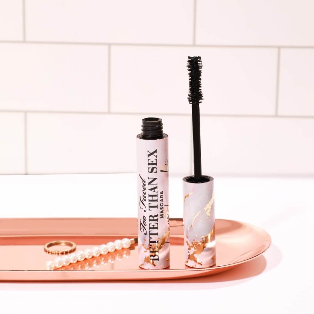 Too Facedのインスタグラム：「NEWNESS ALERT 🔥 Too Faced BFF and social superstar @iluvsarahii gave our iconic Better Than Sex Mascara a makeover in a luxurious gilded marble effect inspired by her passion for interior design! 🤩 #betterthansex #toofaced」