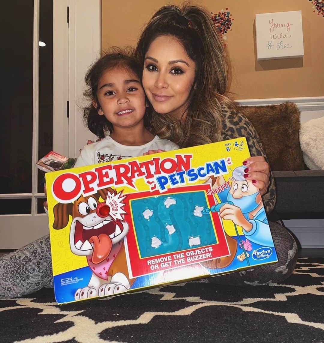 ニコール・ ポリッツィのインスタグラム：「Who else loves Operation?! #ad We recently bought the kids this Operation Pet Scan game and they have been so entertained👏🏽We have been having so much fun playing as a family!🥰 @hasbro @hasbrogamingofficial #operationpetscan」